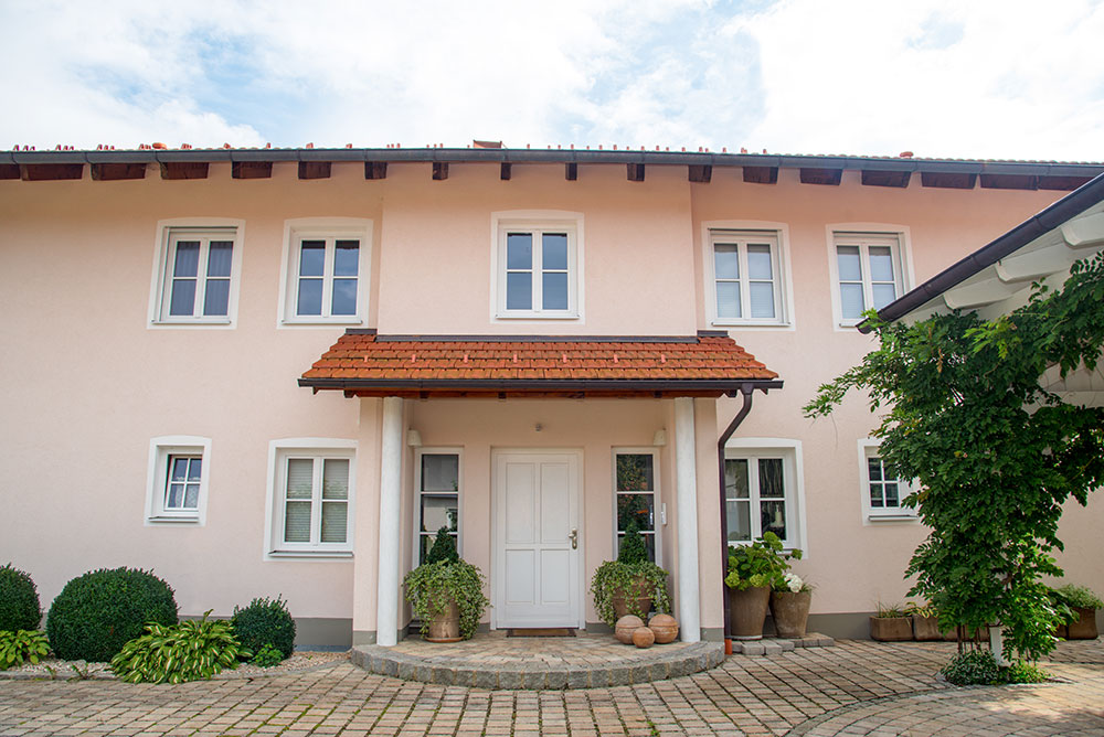 Moderner Fassadenanstrich mit passender Fassadenfarbe für Wasserburg, Rosenheim und Prien