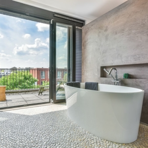 Malermeisterin Kogge - Badezimmer elegant mit Betonoptik und freistehender Badewanne