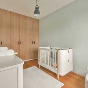 Malermeisterin Kogge - Kinderzimmer in mintfarben mit Holzschrank