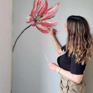 Dekogirl Maren bei Guidos Dekoqueen – Motto: Total floral, Blumenzeichnung