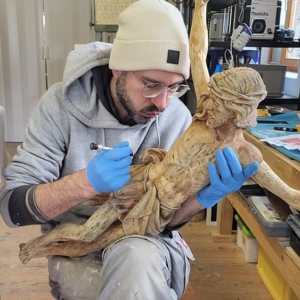 Restaurierung Jesusfigur in Arbeit