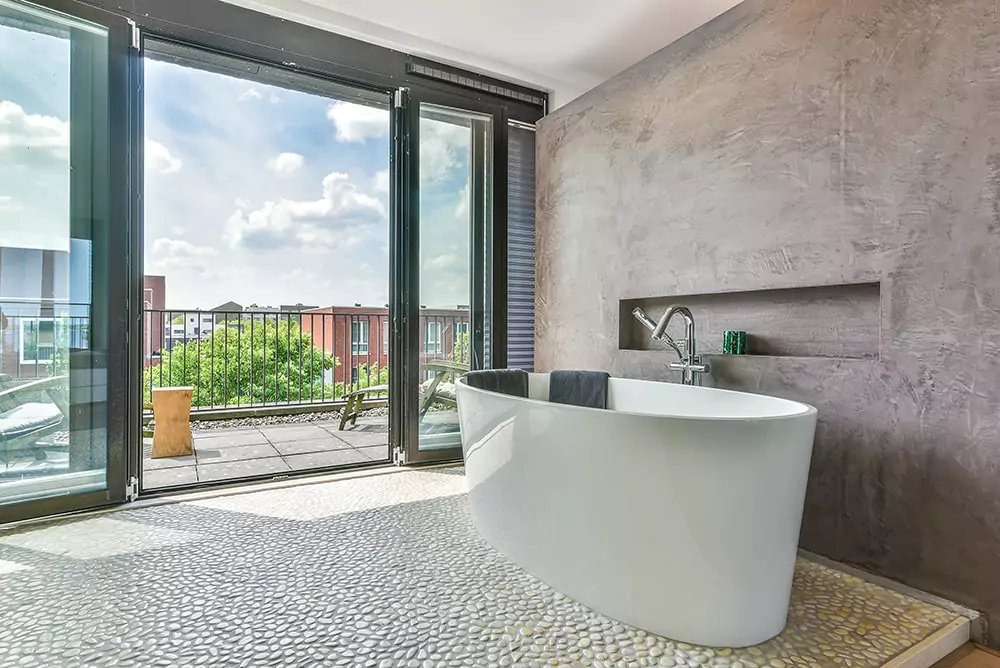Malermeisterin Kogge - Badezimmer elegant mit Betonoptik und freistehender Badewanne