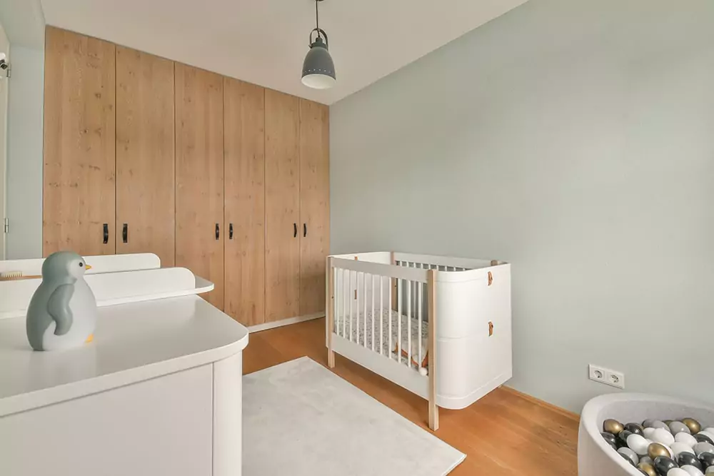 Malermeisterin Kogge - Kinderzimmer in mintfarben mit Holzschrank