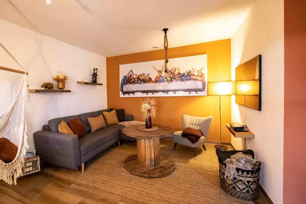 Malermeisterin Kogge - Wohnzimmer gemütlich in warmen Farbtönen mit großem Wandbild