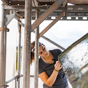 Maren Kogge – Kirchenmalermeisterin bei der Arbeit Maren Kogge – Kirchenmalermeisterin bei der Arbeit